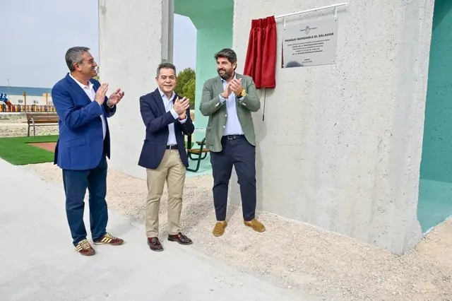 El presidente de la Comunidad, Fernando L&oacute;pez Miras, inaugura el nuevo sistema de drenaje sostenible en el Pol&iacute;gono Industrial &lsquo;El Saladar I&rsquo;.