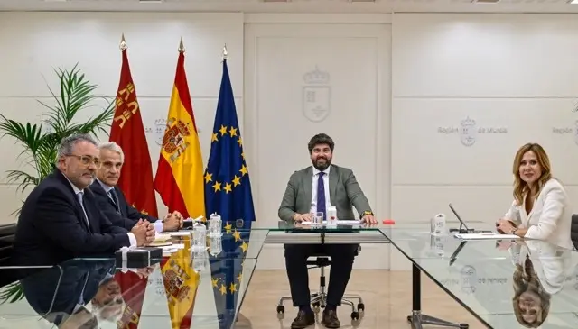 El jefe del Ejecutivo auton&oacute;mico, Fernando L&oacute;pez Miras, se re&uacute;ne con el presidente de Telef&oacute;nica Espa&ntilde;a, Borja Ochoa