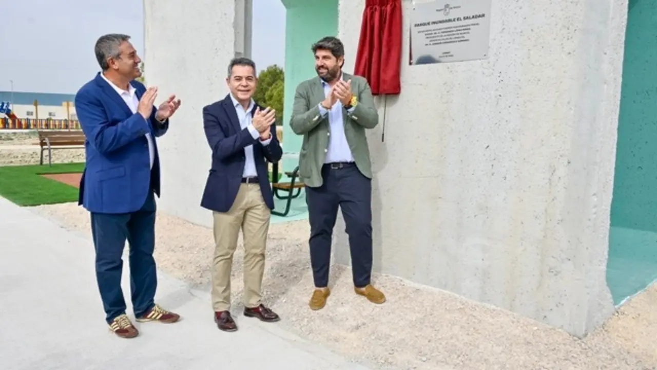 El presidente de la Comunidad, Fernando L&oacute;pez Miras, inaugura el nuevo sistema de drenaje sostenible en el Pol&iacute;gono Industrial &lsquo;El Saladar I&rsquo;.