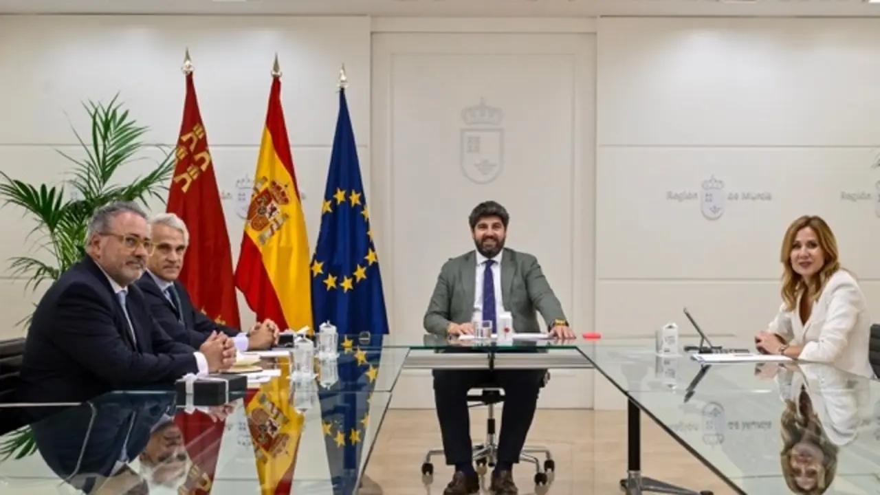 El jefe del Ejecutivo auton&oacute;mico, Fernando L&oacute;pez Miras, se re&uacute;ne con el presidente de Telef&oacute;nica Espa&ntilde;a, Borja Ochoa